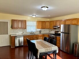 Building Photo - 42 Primrose St