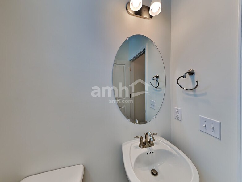 Building Photo - 3035 Esquire Dr