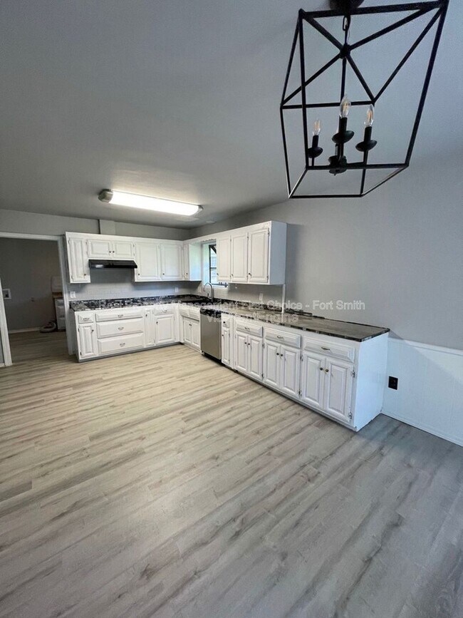 Building Photo - 8801 Meandering Way