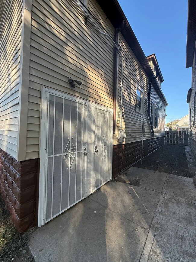 Building Photo - 41 E 100th Pl