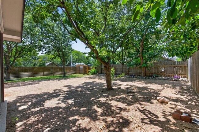Building Photo - 801 Kavanagh Dr