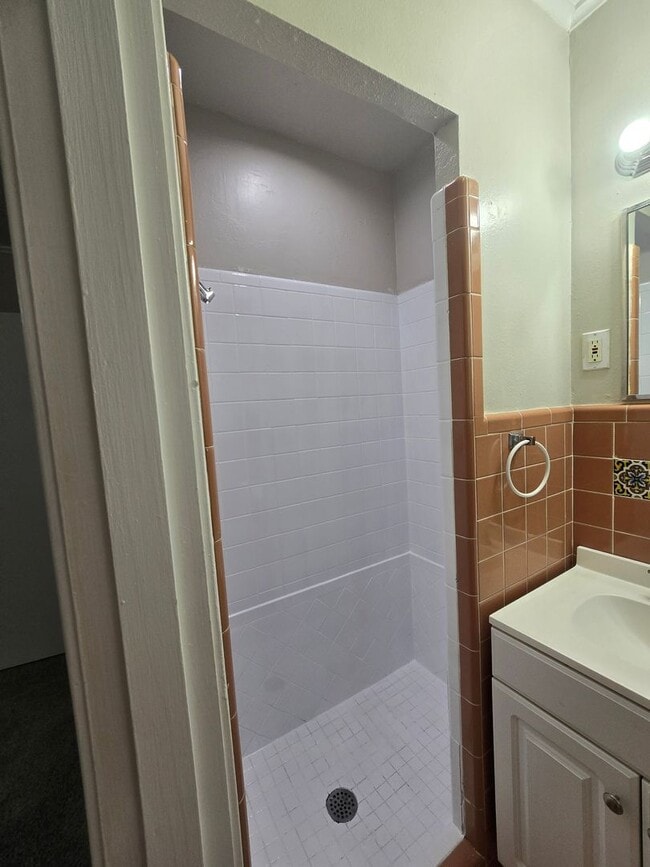 Building Photo - $300 Off 1st Month