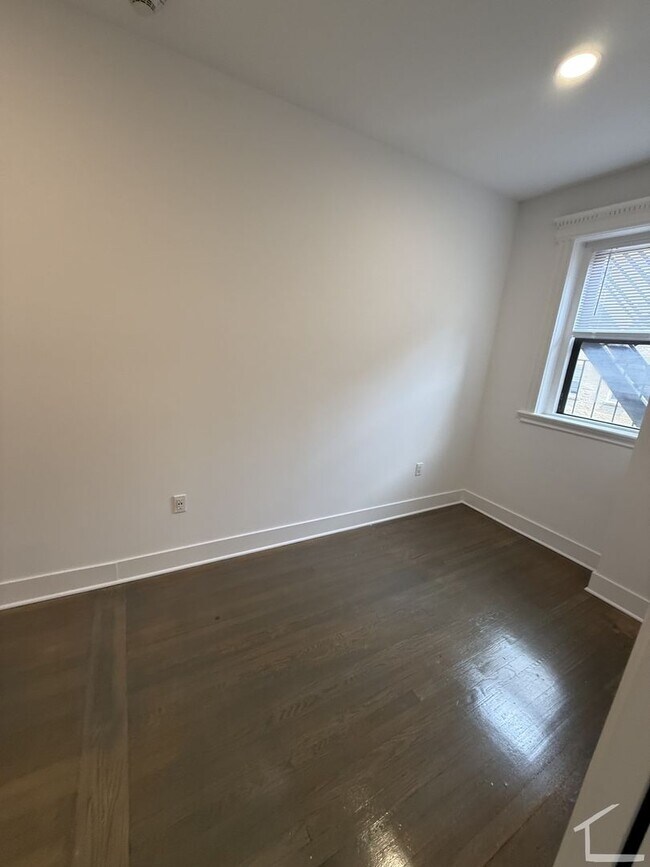 Building Photo - Check out this 1 bed 1 bath in Fenway