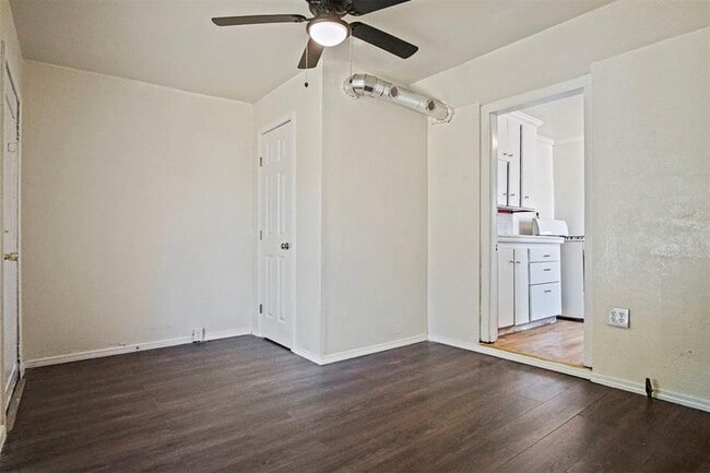 Building Photo - 2812 S Broadway Ave