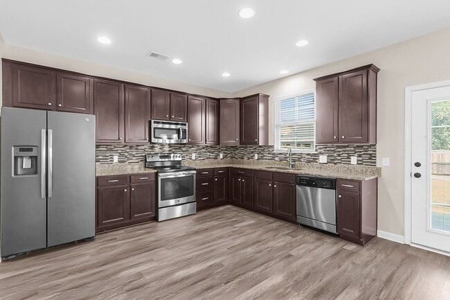Building Photo - Convenient Location with Modern Amenities