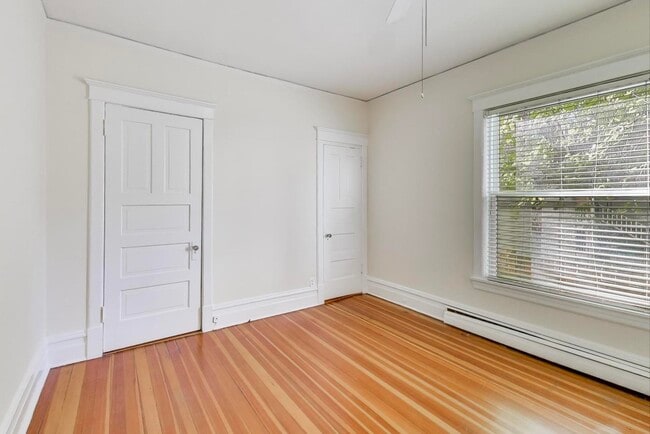 Building Photo - 916 Pleasant St