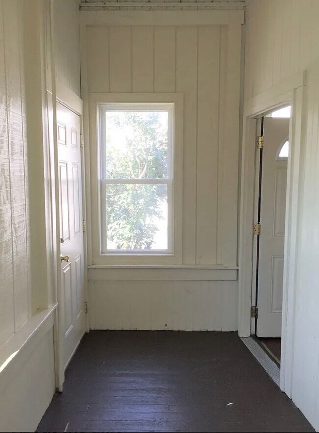 Building Photo - Student Housing 5 bedroom House Available Now & 2026-2027 School Year!