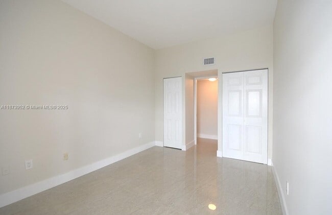 Building Photo - 3701 N Country Club Dr