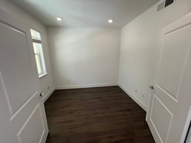 Building Photo - Beautiful 3 bed 2.5 bath Townhouse in Moun...