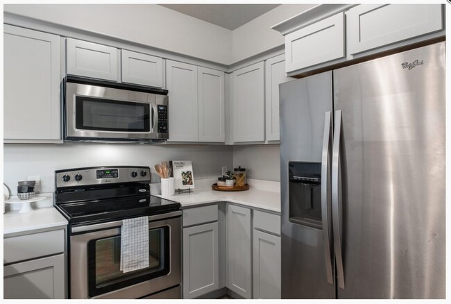Building Photo - Beautiful 3 Bd, 2 Ba Condo with Garage Parking