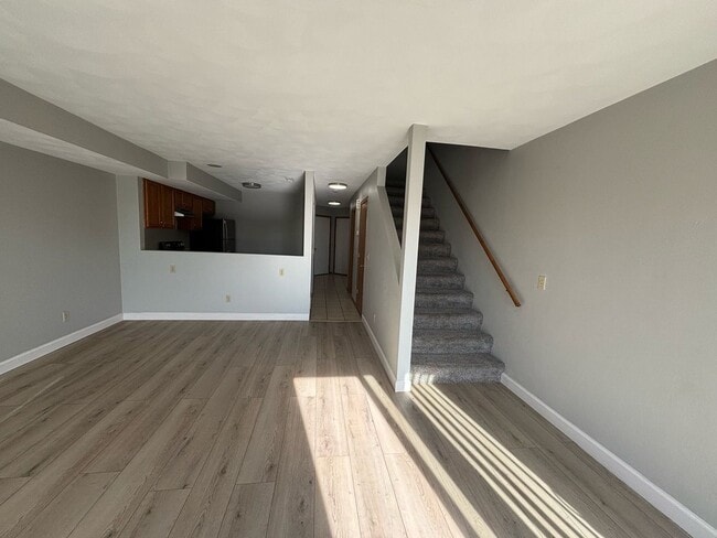 Building Photo - 2 Bedroom 1.5 Bath Spacious Townhome