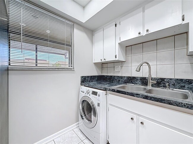 Building Photo - 890 N Village Dr