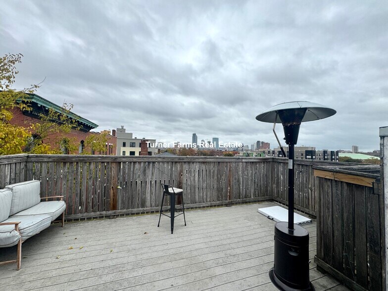 Building Photo - 717 Parker St