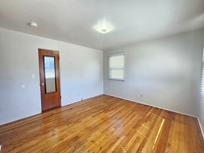 Building Photo - $2,095 - 3 Bed / 2 Bath Charming Rancher H...