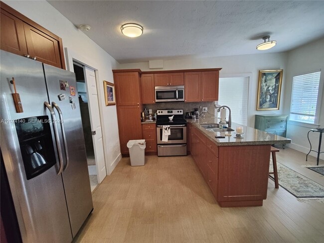 Building Photo - 1823 S Bayshore Ln