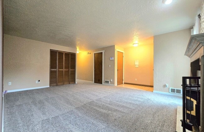 Building Photo - 2 Bedroom Home in Everett  Pet Friendly!