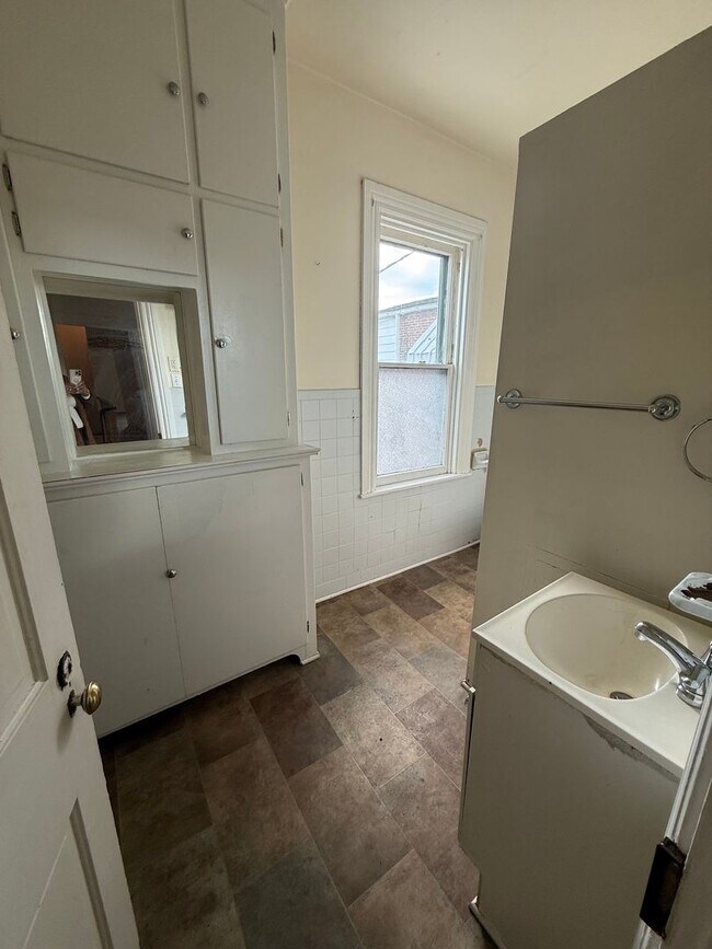 Building Photo - Spacious 4 bedroom House