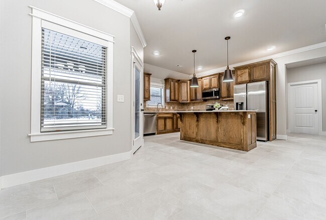 Building Photo - Beautiful home awaits you!