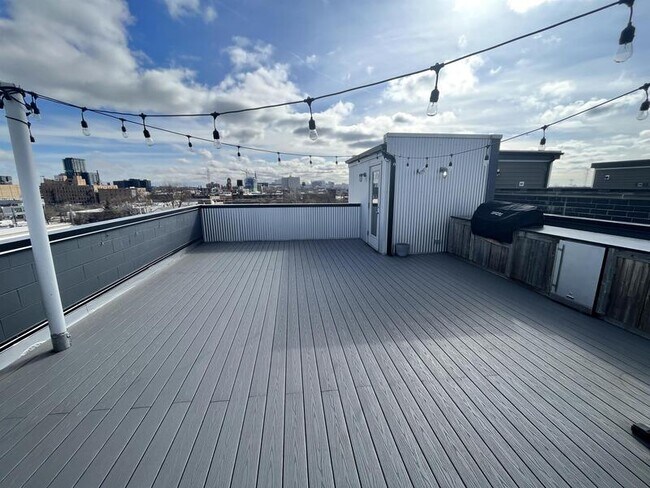 Building Photo - 1637 W Grand Ave