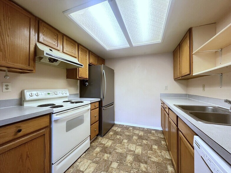 Building Photo - 10610 W Hinsdale St