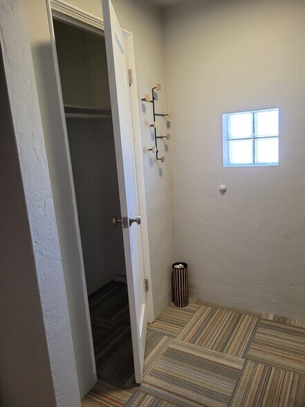 Foyer - 1634 E Copper St