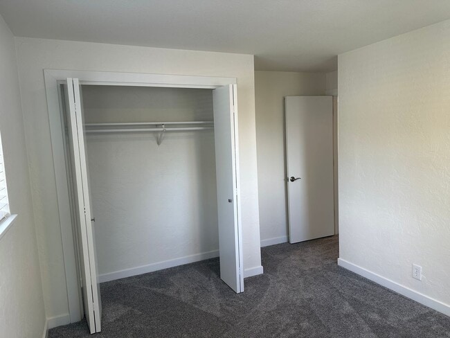 Building Photo - Beautifully updated 3 bedroom 1.5 bath dup...
