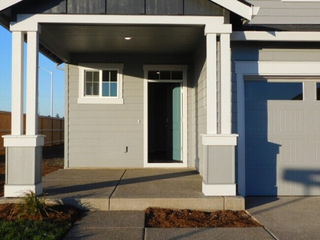 Building Photo - 4Bd/2.5 Ba Two Story Home - Available to View!