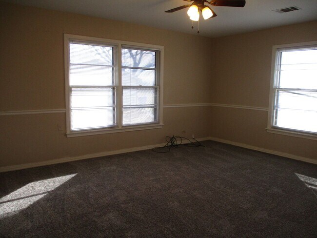 Building Photo - $1800 - 3/2 Country Home Close to Downtown...