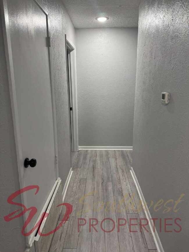 Building Photo - Well-Maintained 3 Bed / 2 Bath in Quiet Neighborhood