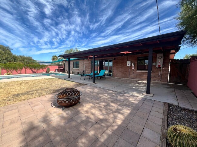 Building Photo - East- 3 bedroom/ 2 bathroom home with sparkling pool!