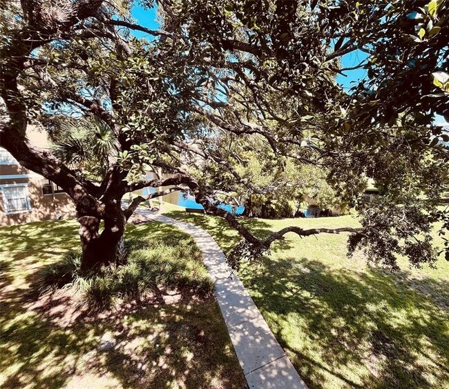 Building Photo - 2915 Pointeview Dr