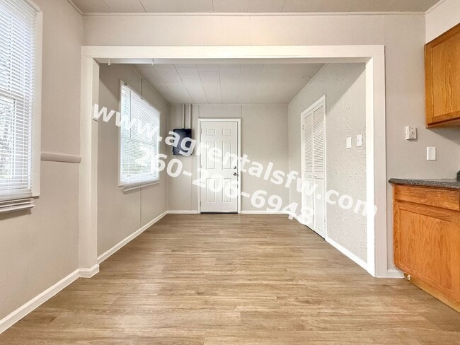 Building Photo - 2 Bedroom House