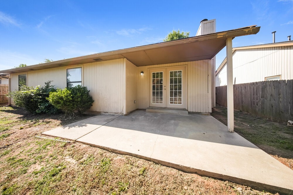 Building Photo - 9705 Oaktree Terrace