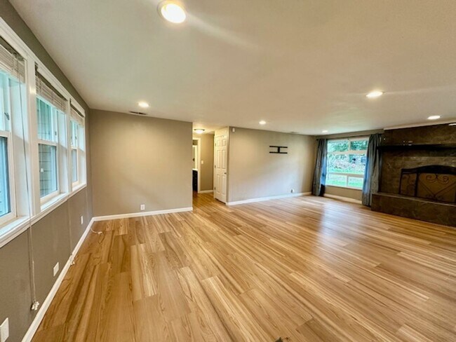 Building Photo - Private cozy rambler in the Issaquah school district