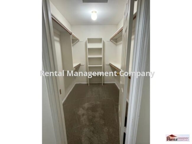 Building Photo - walking distance to grocery, drug stores ,...