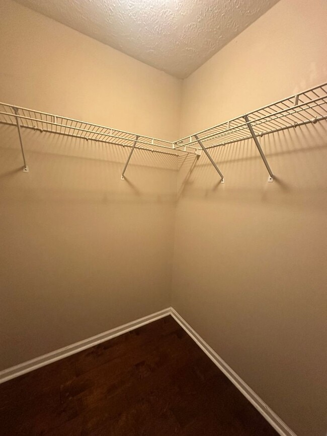 Building Photo - Charming 3-Bed Home with Fenced Yard!