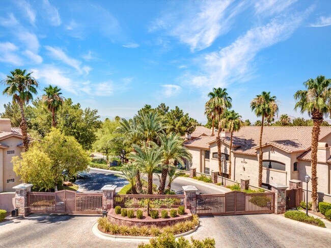 Building Photo - Beautiful 2 Bed 2 Bath ground floor condo in Guard Gated Green Valley Community. 1 Car garage!
