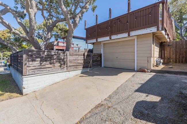 Building Photo - 833 2nd St