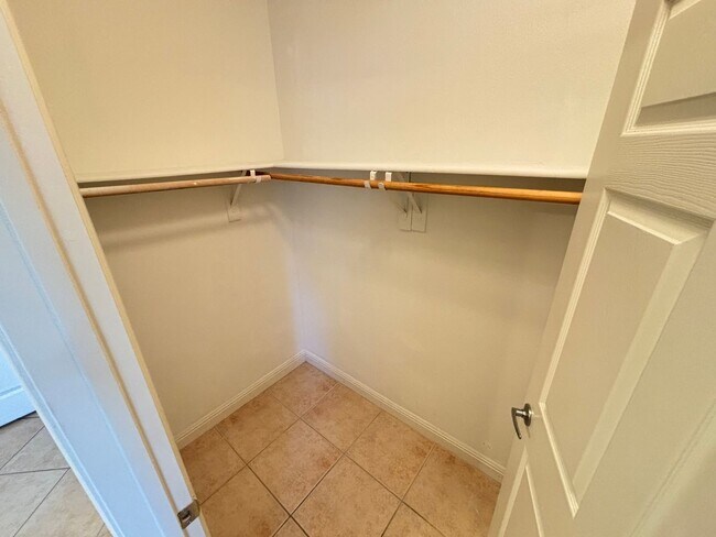 Building Photo - Gorgeous 1Bed/1Bath Condo located in Spanish Palms guard gated community!