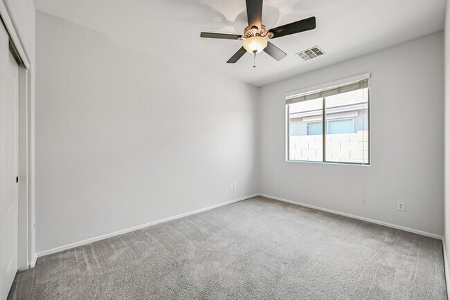 Building Photo - 3 bedroom 2 bath Home