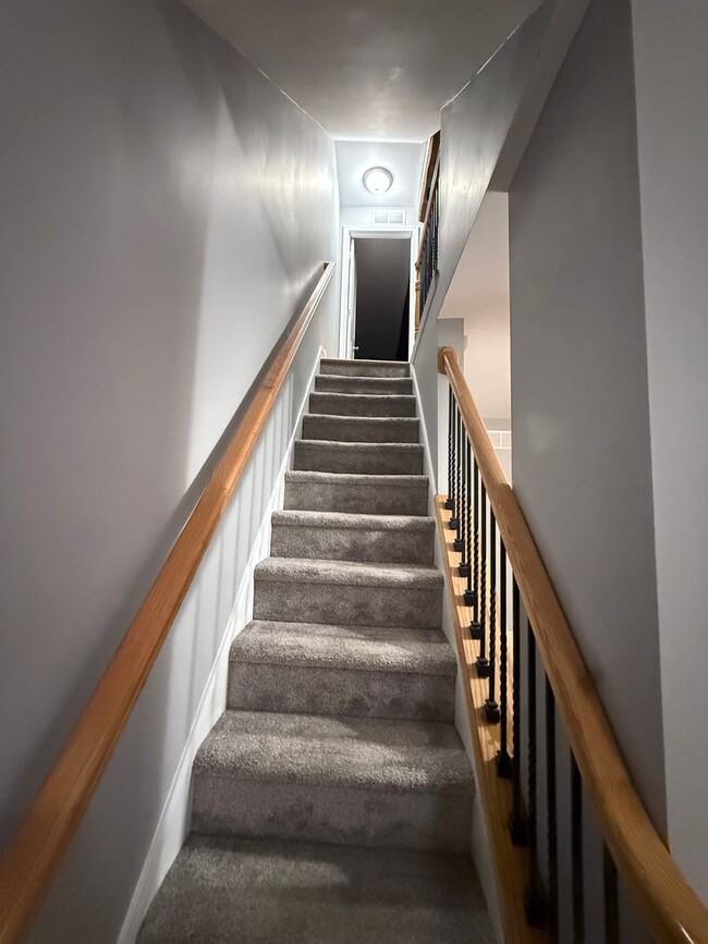 Building Photo - Beautifully Renovated 2 bedroom home with office.