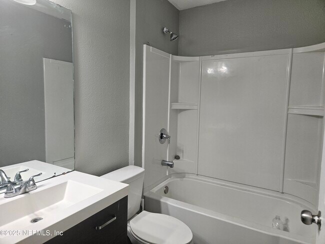 Building Photo - 2715 Lantana Lakes Dr