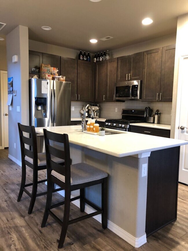 Building Photo - 3bd, 2.5ba 2car West Side Beauty, Built in...