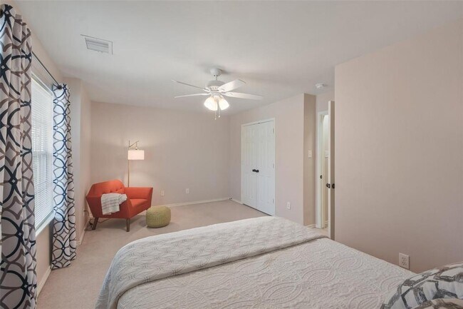 Building Photo - 7 S Villa Oaks Dr