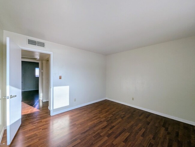 Building Photo - 2233 W Farmdale Ave