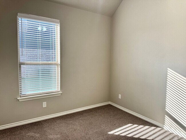 Building Photo - Newer Home in Grand Places