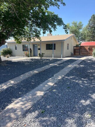 Building Photo - Sweet 3 Bedroom one and a half bathrooms L...