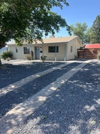 Building Photo - Sweet 3 Bedroom one and a half bathrooms L...
