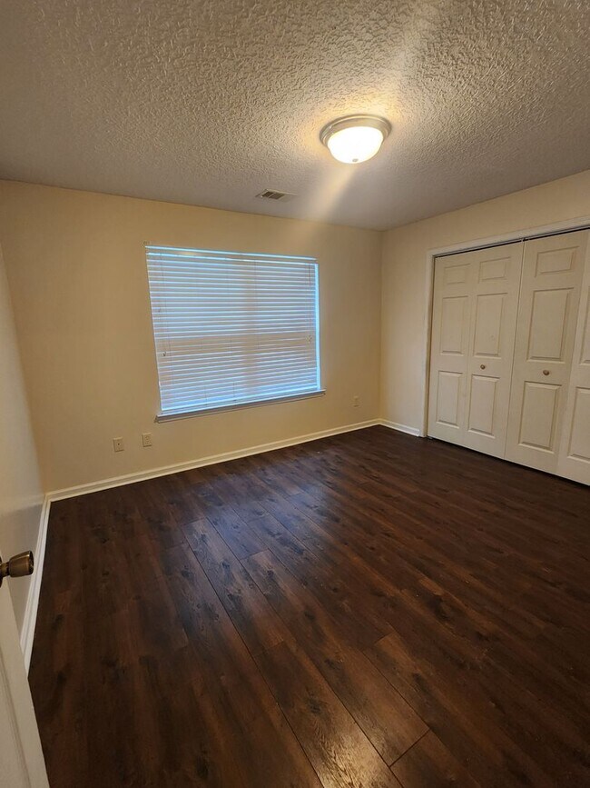 Building Photo - 24 Idus Ln