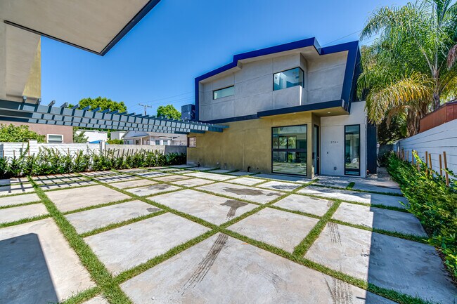 Building Photo - 370 N San Vicente Blvd